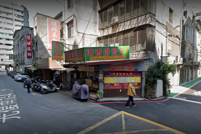 信義區知名排骨便當店「清香排骨王」傳出5月即將歇業。(翻攝自Google Map)