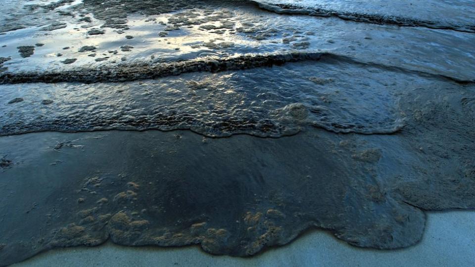 Marea negra en una playa en Galicia