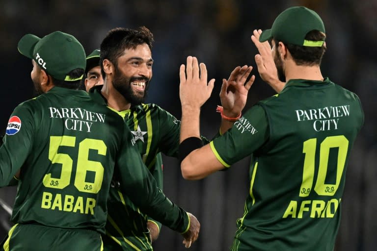Back in business: Mohammad Amir (2L) celebrates after taking the wicket of <a class="link " href="https://sports.yahoo.com/soccer/teams/new-zealand/" data-i13n="sec:content-canvas;subsec:anchor_text;elm:context_link" data-ylk="slk:New Zealand;sec:content-canvas;subsec:anchor_text;elm:context_link;itc:0">New Zealand</a>'s Dean Foxcroft (Aamir QURESHI)