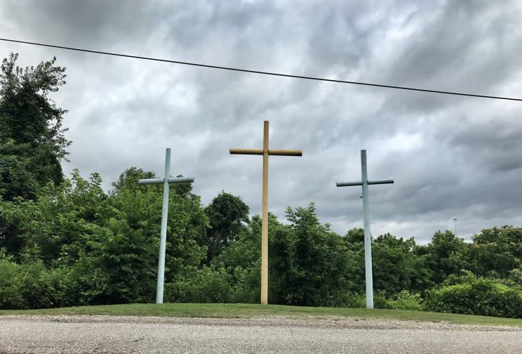 Roadside crosses in Mason County, W.V. , a region that has been hard hit by the opioid epidemic (Photo: Holly Bailey/Yahoo News)