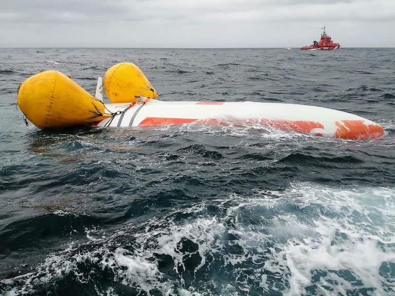 Esta fotografía publicada el 4 de agosto de 2022 por la agencia española de búsqueda y rescate marítimo muestra el casco del velero de bandera francesa Jeanne Solo Sailor volcado a 22 kilómetros de las costas de las islas Sisargas, en la región de Galicia, al noroeste de España.