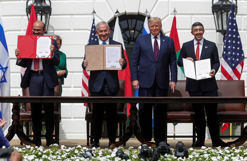 El ministro de Relaciones Exteriores de Baréin, Abdullatif Al Zayani; el primer ministro de Israel, Benjamin Netanyahu, y el ministro de Relaciones Exteriores de los Emiratos Árabes Unidos (EAU), Abdullah bin Zayed, exhiben sus copias de los acuerdos firmados, junto al presidente de los Estados Unidos, Donald Trump, en el jardín sur de la Casa Blanca en Washington, Estados Unidos.