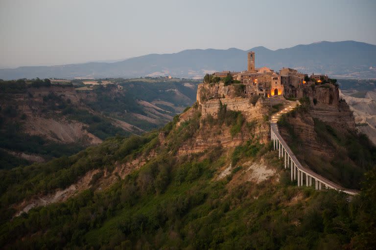 Se calcula que, cada año, los muros de Civita pierden unos 7 centímetros y nuevos desprendimientos hacen rodar hasta el valle más arcilla y toba