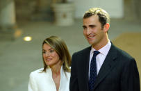 <p>Otro de sus romances más sonados fue el que mantuvo con Eva Sannum, que se terminó en 2001 y poco después conoció a la mujer de su vida. Felipe y Letizia hicieron público su compromiso el 6 de noviembre de 2003. (Foto: Gtres). </p>