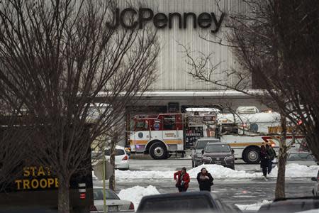 Civilians walk from a building after a shooting at a shopping mall in Columbia, Maryland January 25, 2014. REUTERS/James Lawler Duggan