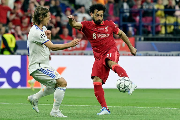 Mohamed Salah disputa la pelota con Luka Modric durante la final de la Champions 2022 entre Liverpool y Real Madrid