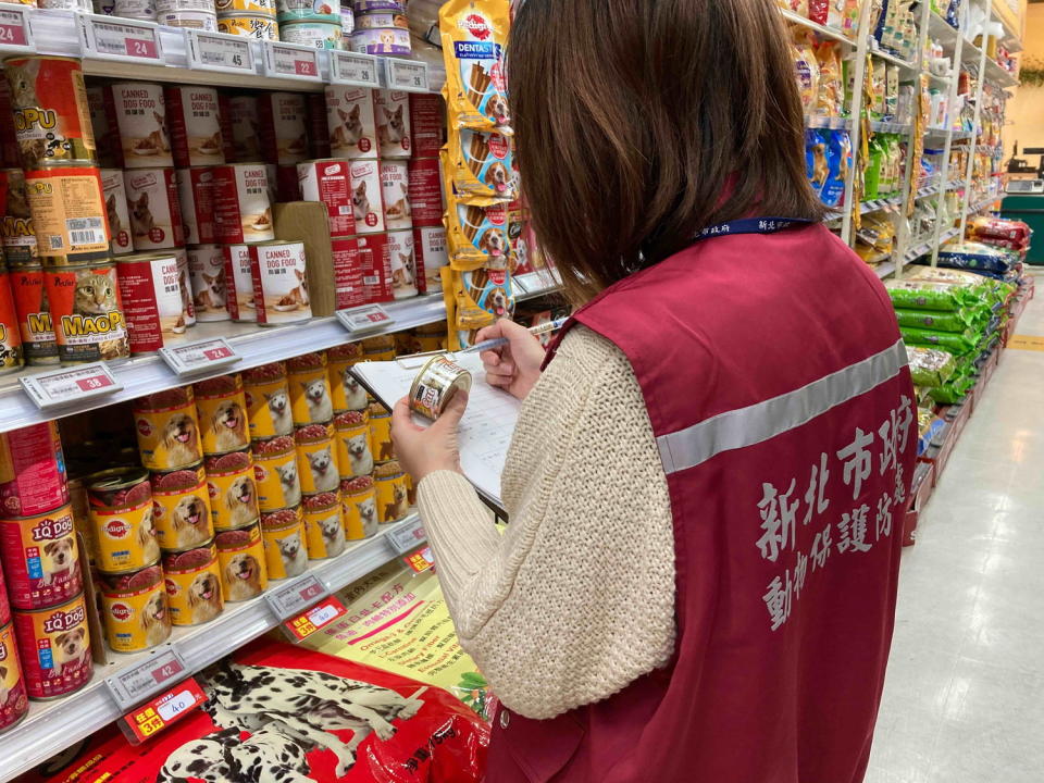 新北市動保處日前稽查108件寵物食品標示，有2件標示不符或未依規定申報。   圖：新北市動保處/提供