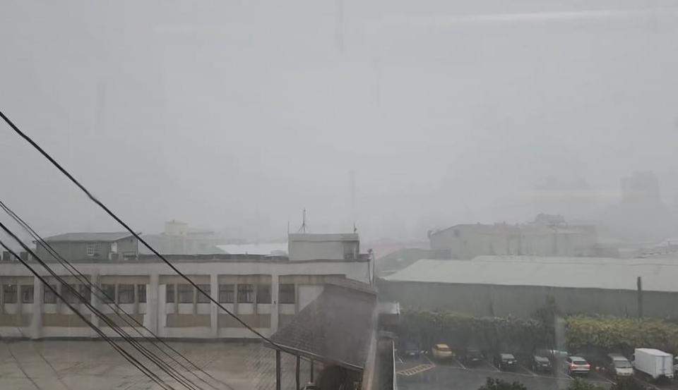 快新聞／午後大雷雨狂降新北！　板橋僑中二街、浮州車站大淹水