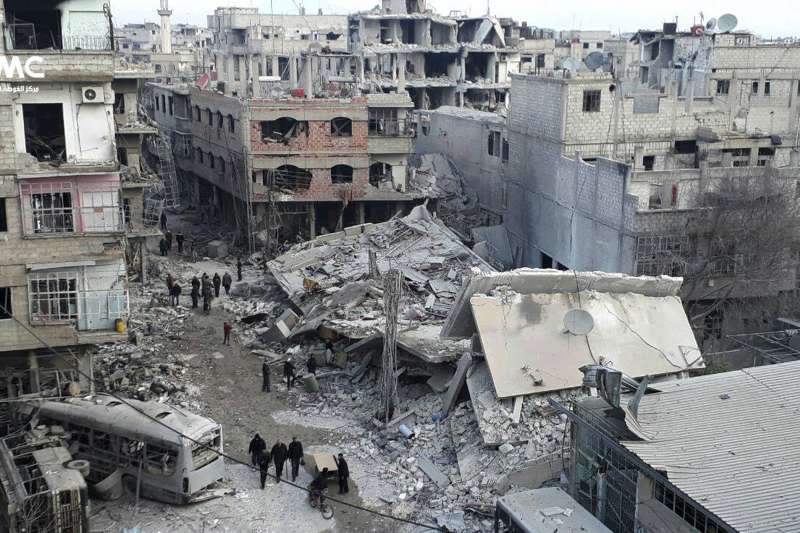 敘利亞政府軍19日起猛烈空襲首都大馬士革近郊的東古塔地區，一周內造成逾520人死亡。(美聯社)