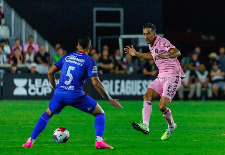 El mediocampista del Inter Miami Sergio Busquets (der.) pasa el balón ante la defensa de Kevin Castaño, de Cruz Azul, durante la segunda mitad del partido de la fase de grupos de la Leagues Cup, celebrado el 21 de julio de 2023 en  en el estadio DRV PNK  en Fort Lauderdale. Florida.