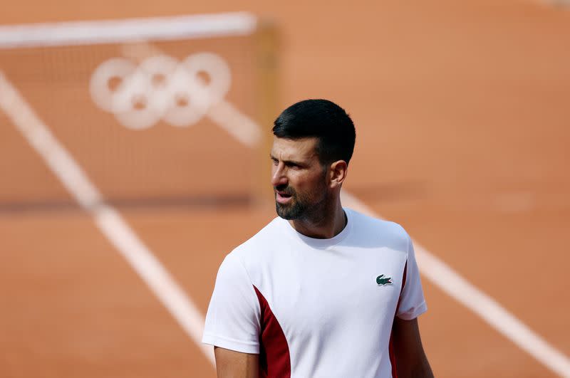 Juegos Olímpicos de París 2024 - Entrenamiento de tenis - Estadio Roland Garros, París, Francia - 24 de julio de 2024. Novak Djokovic, de Serbia, durante un entrenamiento