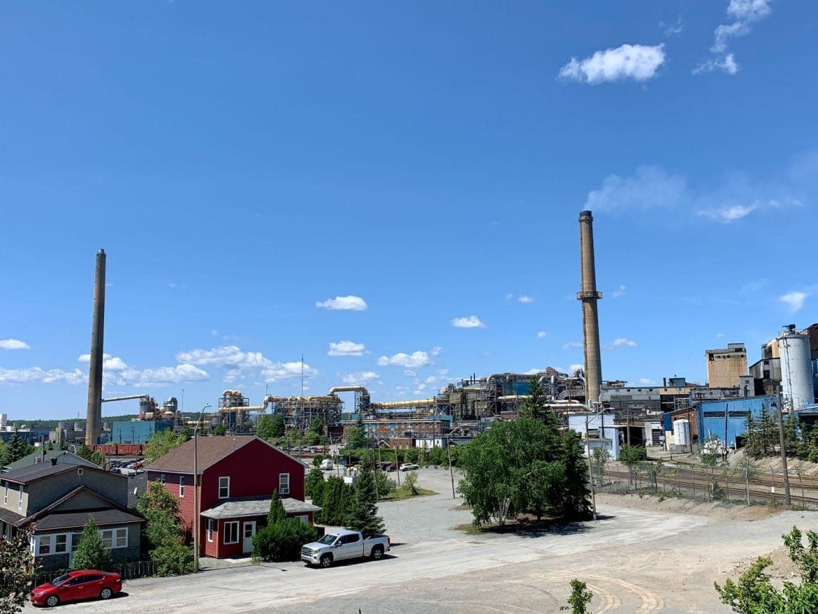 The Horne smelter in Rouyn-Noranda, a main emitter of arsenic in the region, has a special authorization from the Quebec government to exceed the province's maximum recommended levels as part of an agreement to gradually reduce its emissions. (Jean-Michel Cotnoir/Radio-Canada - image credit)