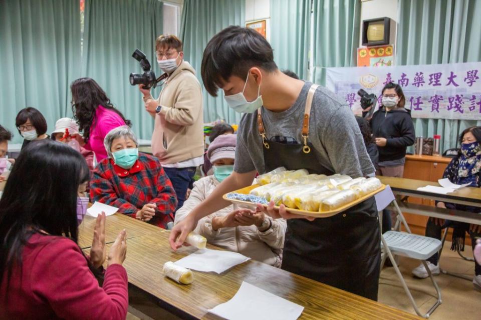 嘉南藥理大學ＵＳＲ計畫團隊攜手阿蓮社區發展協會製作叢林飯包。  （記者張淑娟攝）