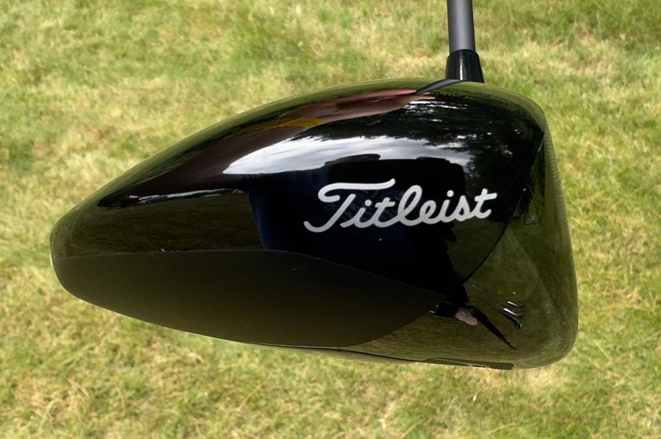 La parte posterior de la suela del driver Titleist GT3 se levanta, creando una forma más aerodinámica. (David Dusek/Golfweek)