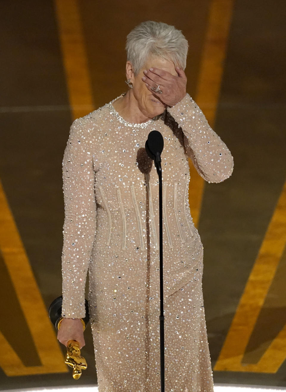 Jamie Lee Curtis reacciona al recibir el premio a mejor actriz de reparto por "Everything Everywhere All at Once" en los Oscar el domingo 12 de marzo de 2023 en el Teatro Dolby en Los Angeles.(AP Photo/Chris Pizzello)