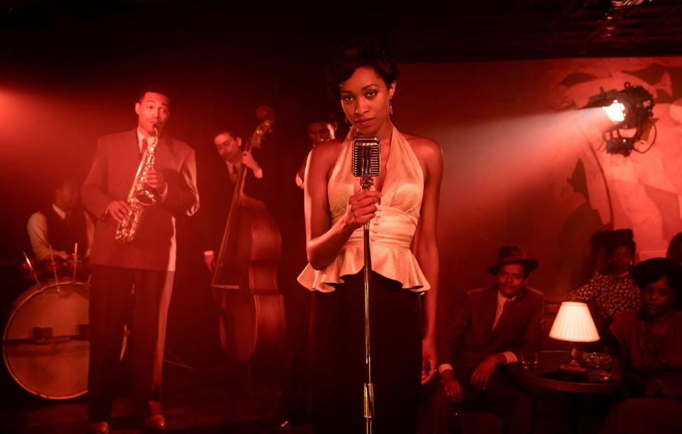 Ließ sich die zweite Staffel "Das Boot" in Sachen Musik ein bisschen vom Erfolg der anderen deutschen Vorzeige-Serie, "Babylon Berlin", inspirieren? Auf jeden Fall wird öfter mal in den Jazz-Clubs von Harlem musiziert. Eine afroamerikanische Sängerin (Rochelle Neil) spielt dabei auch eine für die Gesamthandlung spannende Rolle. (Bild: Stephan Rabold / Bavaria Fiction GmbH / Sky)