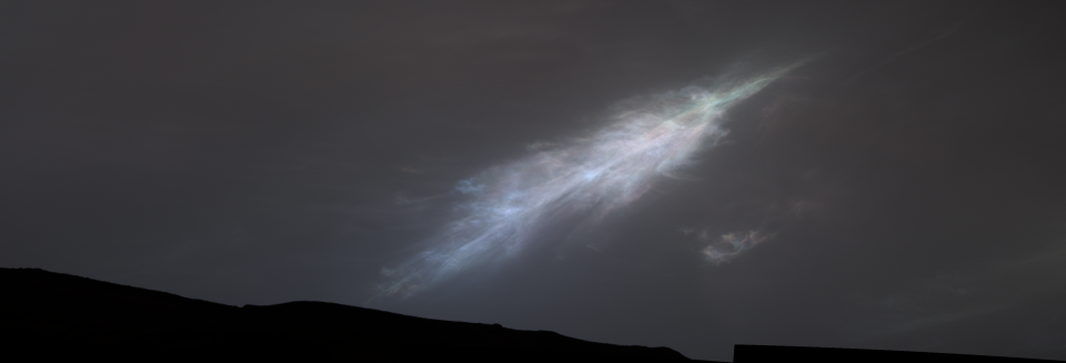 NASA's Curiosity Mars rover captured this feather-shaped iridescent cloud just after sunset on Jan. 27, 2023, the 3,724th Martian day, or sol, of the mission. / Credit: NASA