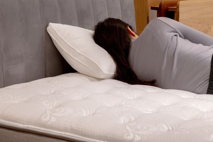 ▲「N-SLEEP Comfort」系列使用天然乳膠與柔軟的泡棉，能夠平均分散躺下的重量，給予身體良好支撐。（圖／NOWnews 攝）