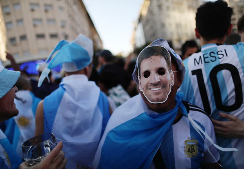 Simpatizantes de Argentina celebran el pase a cuartos de final de la selección de fútbol en el Mundial de Qatar