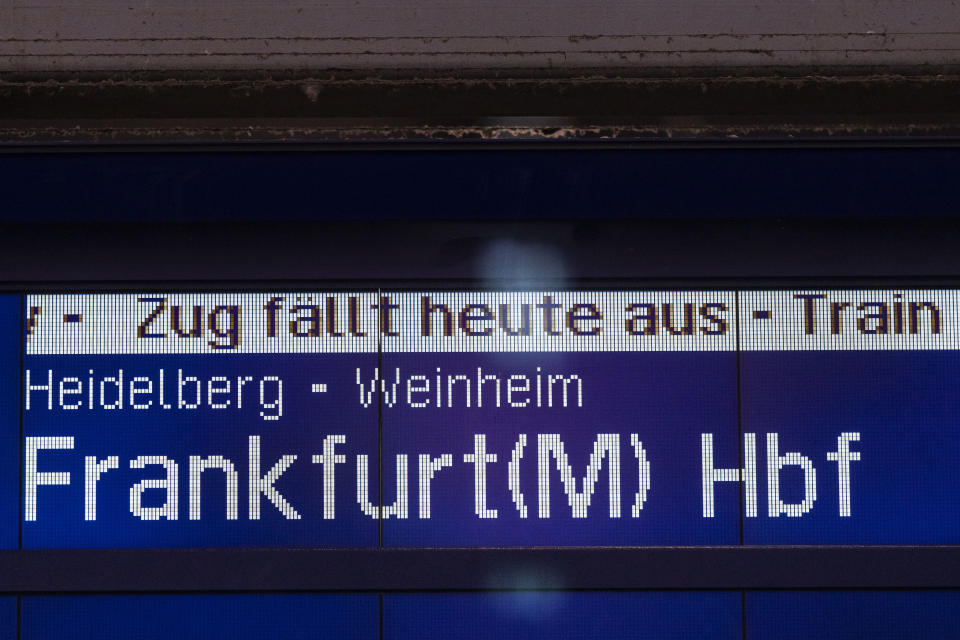 Flugzeuge am Boden, Züge auf dem Abstellgleis - derzeit laufen viele Streiks. (Bild: Tom Weller/picture alliance via Getty Images)