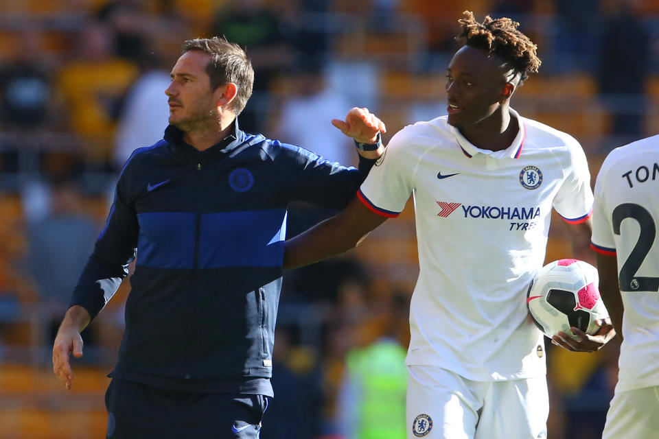 Lampard et Abraham (Photo by GEOFF CADDICK / AFP) 