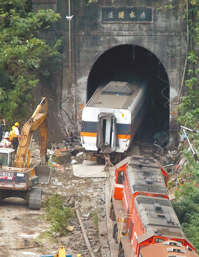 台鐵太魯閣號撞上工程車出軌意外，工作人員以柴油動力火車頭將擠壓在隧道中的第四車廂慢慢拖出隧道。（本報資料照片）