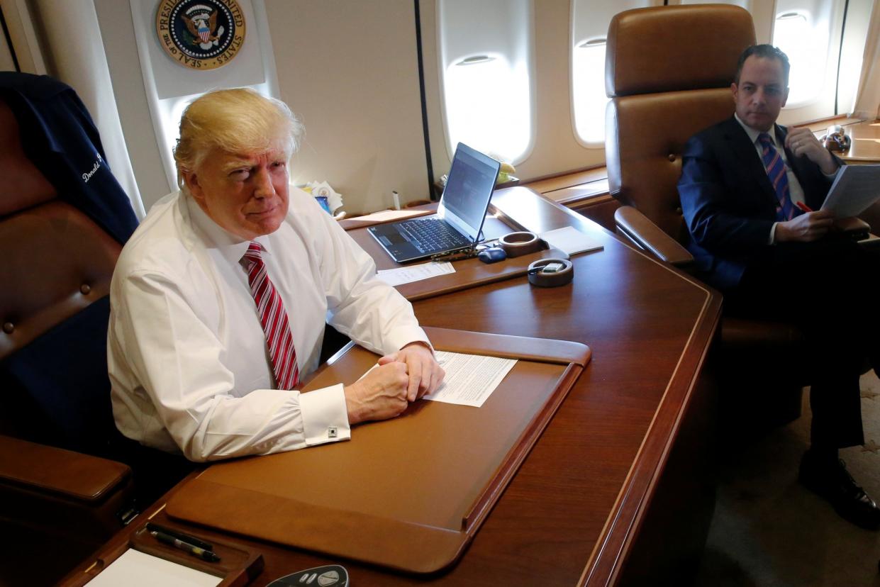 <em>Donald Trump charla hoy con los periodistas durante un vuelo del avión presidencial. Jonathan Ernst (Reuters)</em>