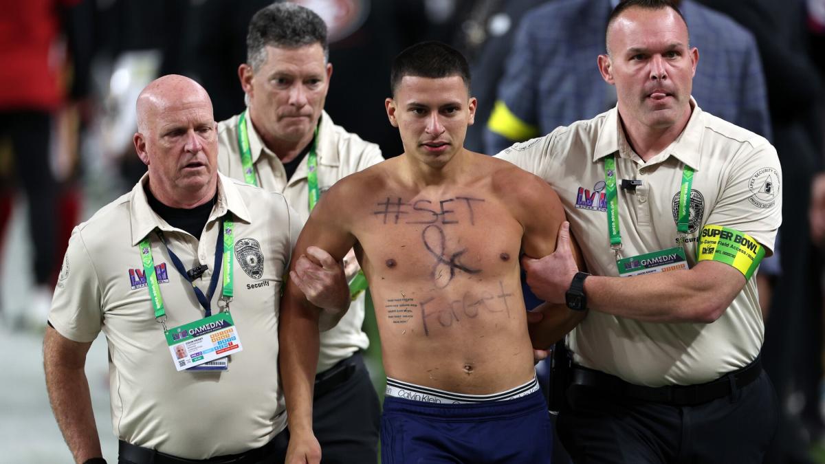 two-streakers-sort-of-invade-super-bowl-field-during-a-play-yahoo