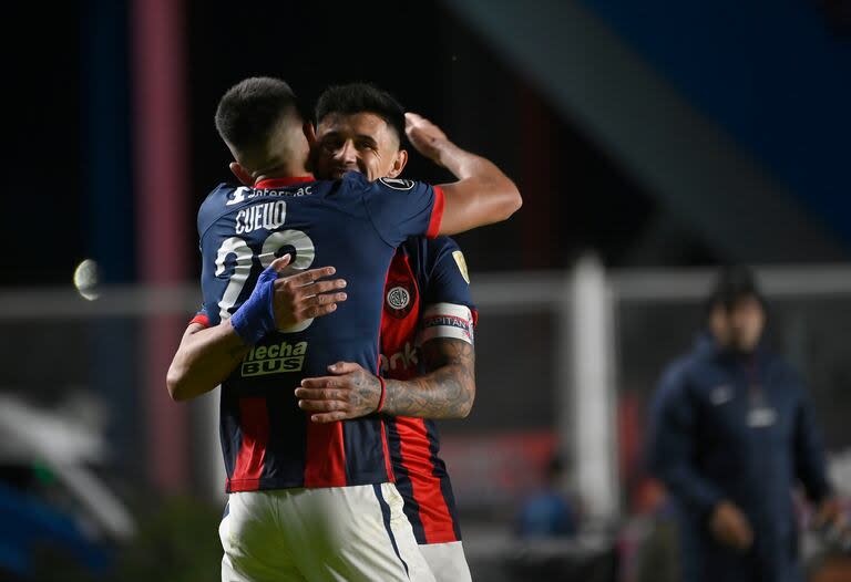 Abrazo de gol: festejan Alexis Cuello y Adam Bareiro, los autores de los tantos de la victoria de San Lorenzo sobre Independiente del Valle por la Copa Libertadores; una noche de respiro para el Ciclón en el Nuevo Gasómetro.