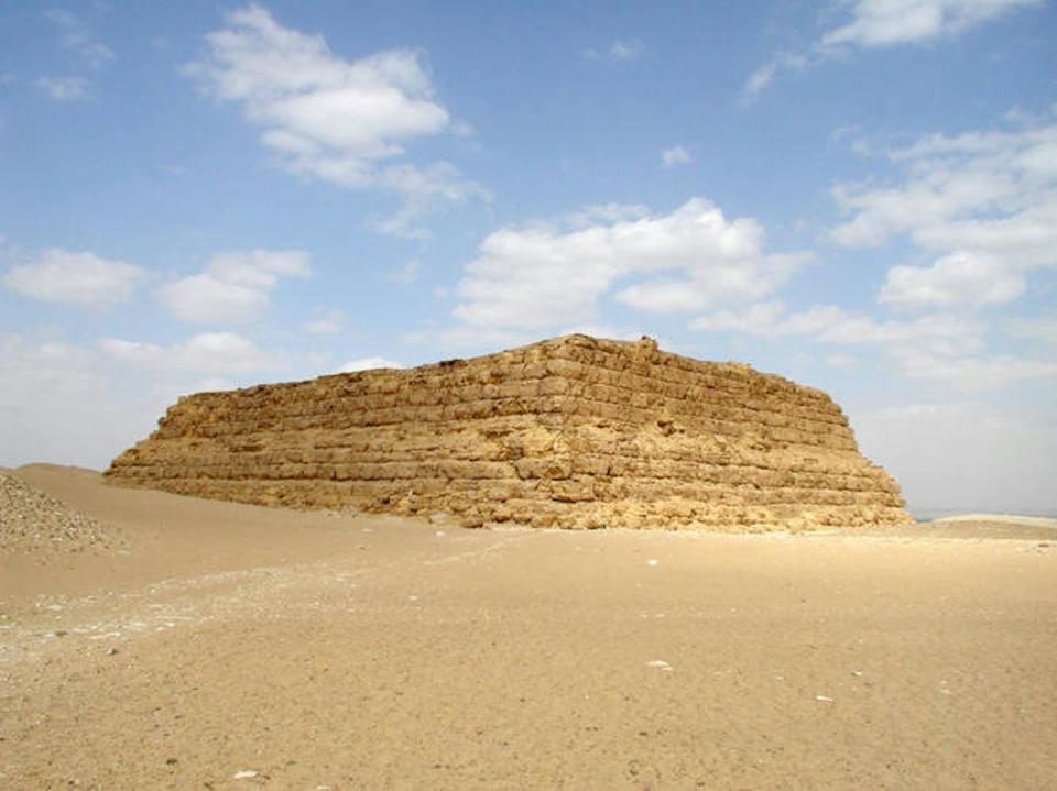 Mastaba del faraón Shepseskaf. <a href="https://commons.wikimedia.org/wiki/File:Mastaba-faraoun-3.jpg" rel="nofollow noopener" target="_blank" data-ylk="slk:Jon Bodsworth / Wikimedia Commons;elm:context_link;itc:0;sec:content-canvas" class="link ">Jon Bodsworth / Wikimedia Commons</a>, <a href="http://creativecommons.org/licenses/by/4.0/" rel="nofollow noopener" target="_blank" data-ylk="slk:CC BY;elm:context_link;itc:0;sec:content-canvas" class="link ">CC BY</a>