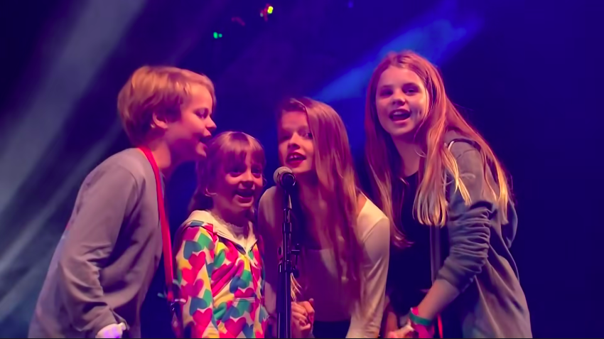 Chris Martin's children Apple and Moses — along with their two cousins singing onstage