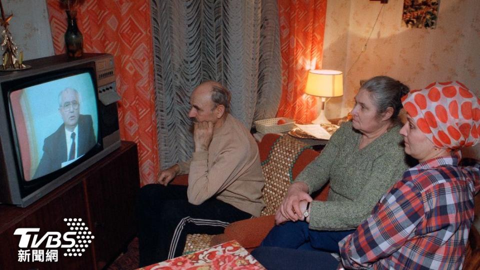 蘇聯民眾1991年底透過電視轉播，觀看戈巴契夫辭職演說。（圖/達志影像美聯社）