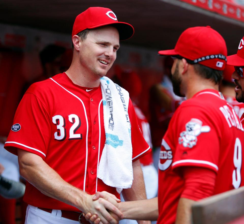 Cincinnati Reds right fielder Jay Bruce (32) shakes hands with shortstop Jose Peraza (9) prior to a game with the Arizona Diamondbacks at Great American Ball Park. July 24, 2016.