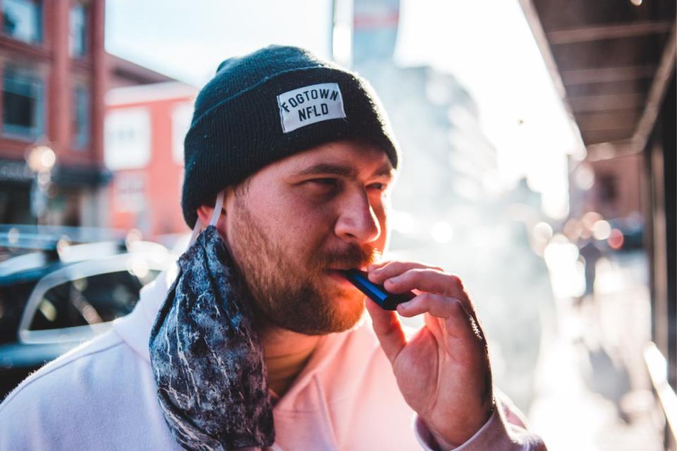 Ley Antitabaco: Hombre fumando un vapeador. Foto: Pexels/Erik Mclean