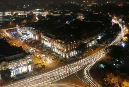 Vehicles move along New Delhi's Connaught Place during evening hours, October 28, 2014. REUTERS/Anindito Mukherjee