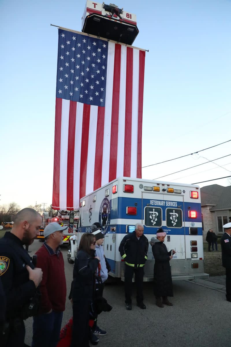 ▲艾琳家門外揚起巨大國旗，表達對牠這一生貢獻的敬意。（圖／Lincolnshire-Riverwoods Fire Protection District 臉書）