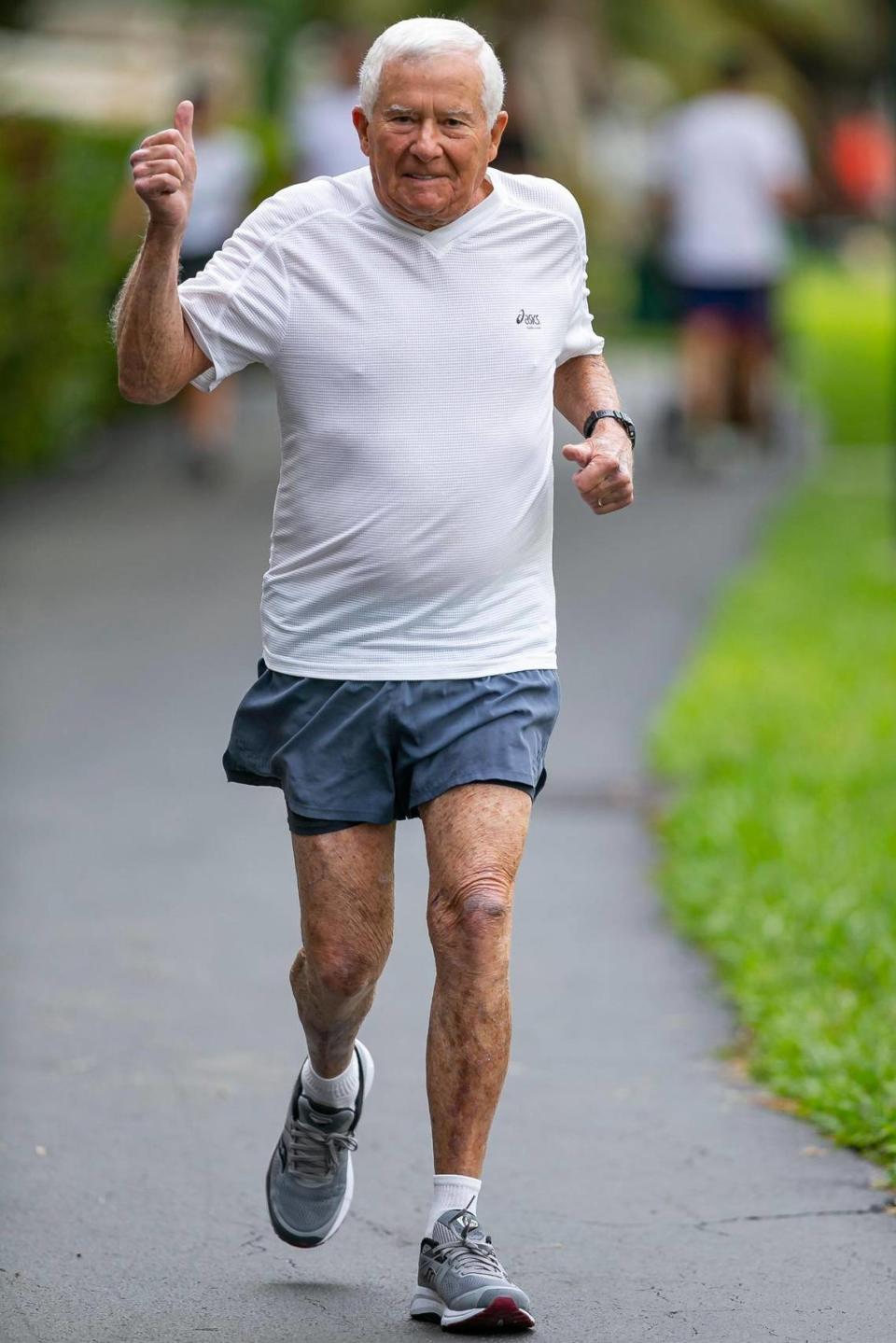 Lewis Ress, de 91 años, trota en el Don Soffer Exercise Trail en Aventura, Florida, el sábado 22 de enero de 2022. Ress, un antiguo abogado litigante que sigue trabajando y participando en la comunidad del sur de la Florida, competirá en la parte de medio maratón del Miami Marathon el 6 de febrero de 2022.