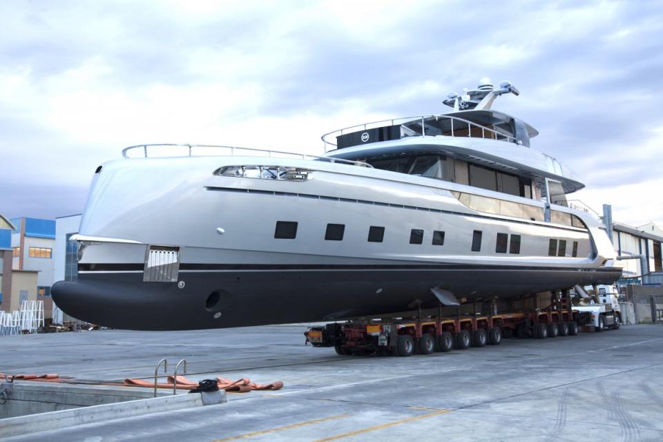 <p>Porsche ha lanciato il suo superyacht futuristico che dispone di una piscina termale sul ponte posteriore, zona pranzo e quattro cabine: il tutto per un prezzo di poco superiore ai 12 milioni di sterline. </p>