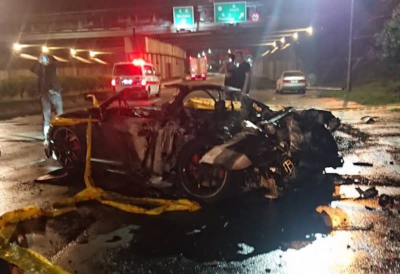 徐姓男子12日開車行經嘉義市北港路，疑因車速過快自撞路邊電線杆，轎車瞬間成為火球，徐男陳屍車內，警方待釐清死因。　（民眾提供）