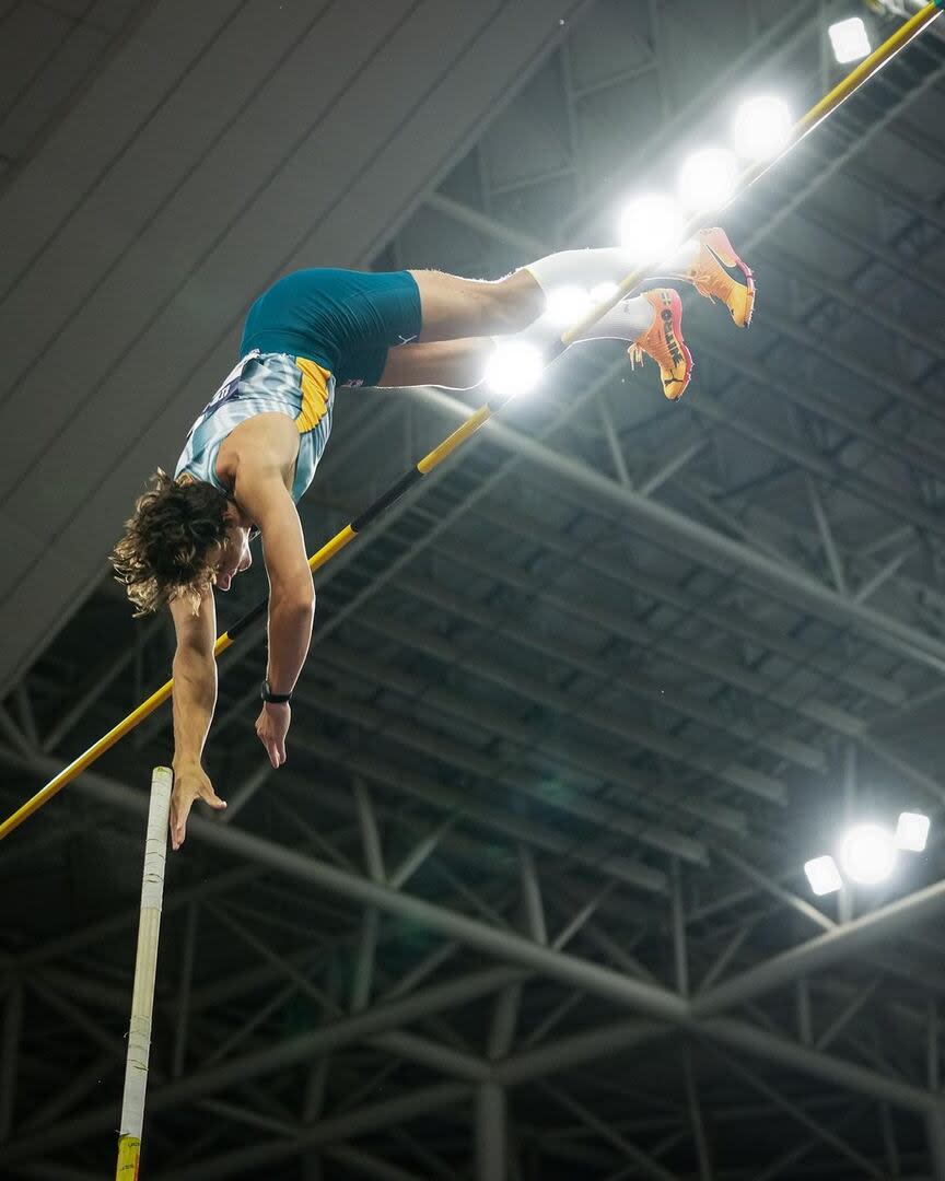 Armand Duplantis en pleno salto, el que le dio un nuevo récord mundial en China