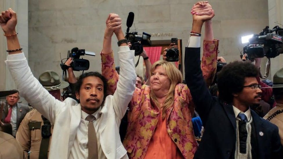 Justin Jones, Gloria Johnson y Justin Pearson levantan la mano en la rotonda del Capitolio estatal en Nashville, Tennessee, EE. UU., 6 de abril