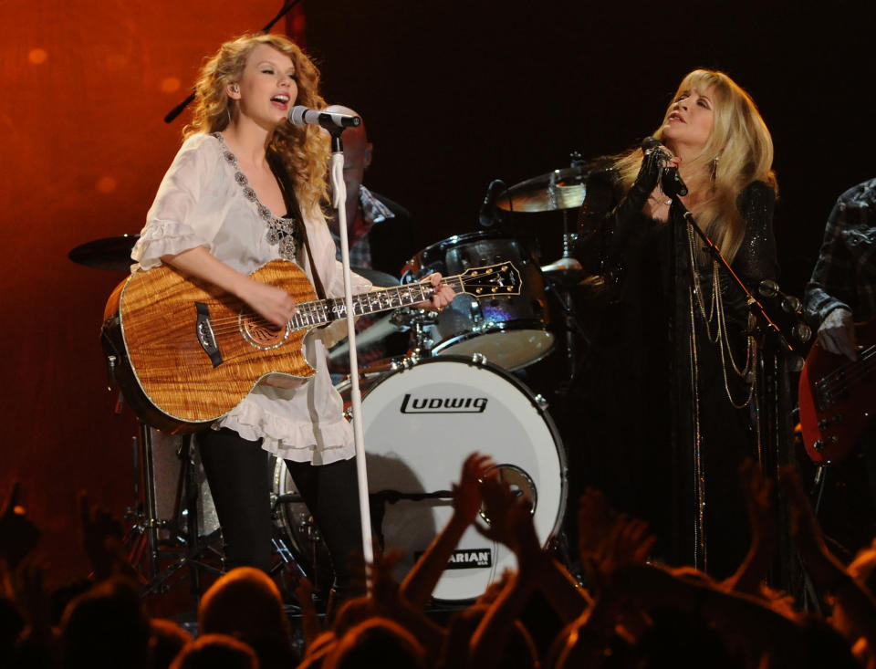 taylor swift and stevie nicks perform on stage