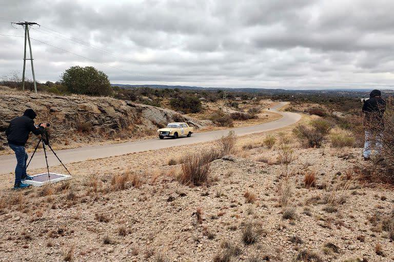 La aridez cada vez menos árida del norte de San Luis contextualiza el paso del Peugeot 404 de Moisés y Maximiliano Osman, los sanjuaninos residentes en Córdoba que ganaron el XIX Gran Premio Argentino Histórico, su cuarta conquista en la competencia organizada por ACA desde 2003.