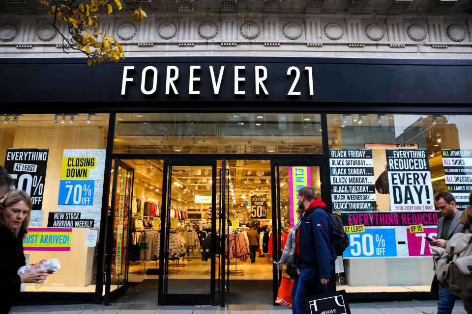 LONDON, UNITED KINGDOM - 2019/11/28: Shoppers walk past the Closing Down signs in the window of Forever 21 store on Oxford Street in London. (Photo by Steve Taylor/SOPA Images/LightRocket via Getty Images)