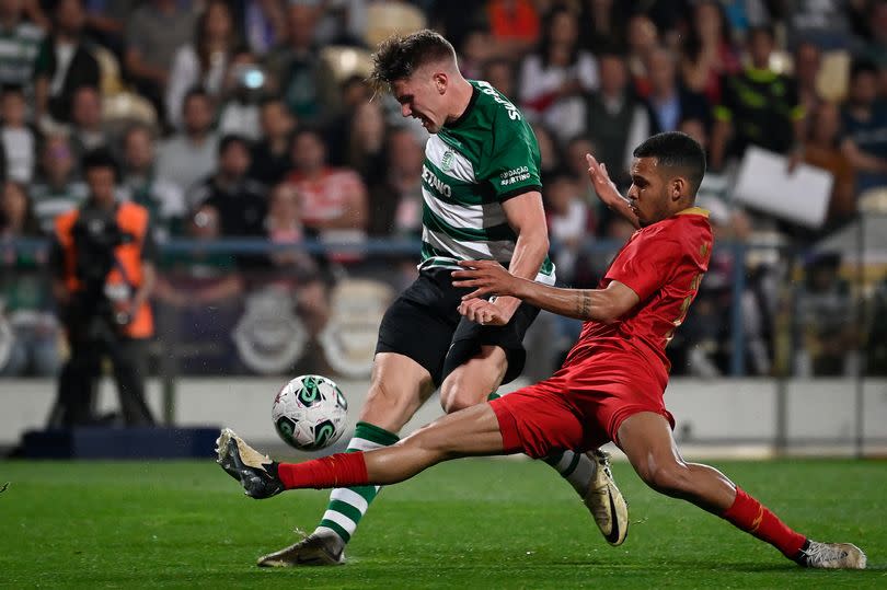 Sporting Lisbon's Swedish forward #09 Viktor Gyokeres fights for the ball with Gil Vicente's Brazilian defender #13 Gabriel Pereira