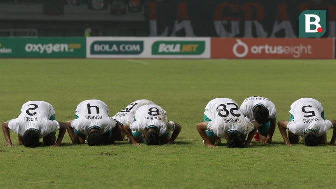 <p>Selebrasi sejumlah pemain Timnas Indonesia U-19 usai Rabbani Tasnim Siddiq menjebol gawang Myanmar dalam pertandingan babak penyisihan Grup A Piala AFF U-19 yang berlangsung di Stadion Patriot Candrabhaga, Bekasi, Minggu (10/7/2022). (Bola.com/M Iqbal Ichsan)</p>