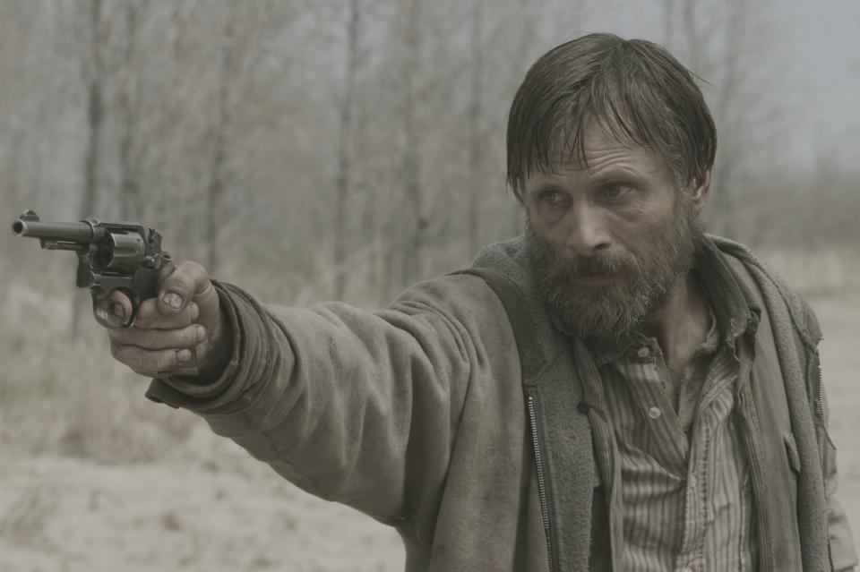 <p><span>Viggo Mortensen muss in ‘The Road’ in einer apokalyptischen Welt überleben. Als Vater reist er mit seinem Sohn durch die USA. Wie das Duo wirklich heißt, bleibt ein Geheimnis.</span> (Foto: ddp) </p>