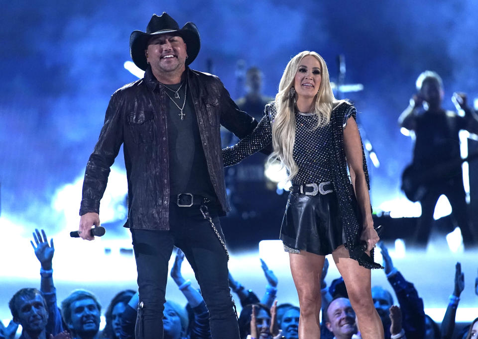 Jason Aldean, a la izquierda, y Carrie Underwood al final de su interpretación de "If I Didn't Love You" durante la ceremonia de los Premios ACM, el lunes 7 de marzo de 2022 en el Allegiant Stadium en Las Vegas. (Foto AP/John Locher)