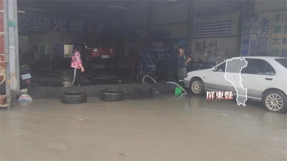 雨襲高雄！大樓強勁風切讓民眾雨傘開花 　騎車像水上摩托車