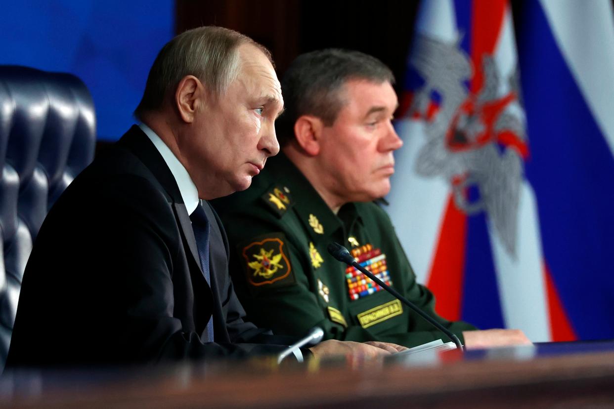 Gerasimov, right, with Putin (Sputnik)